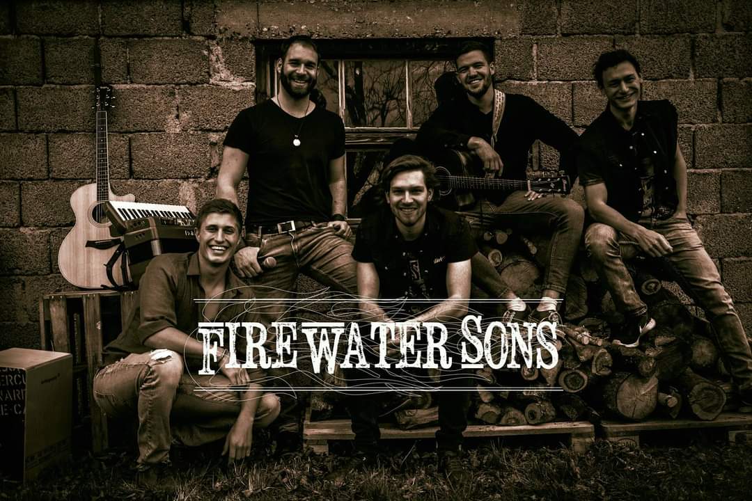 Die Band Firewater Sons mit Gitarre, Akkordeon, Cajon und Mikrofon